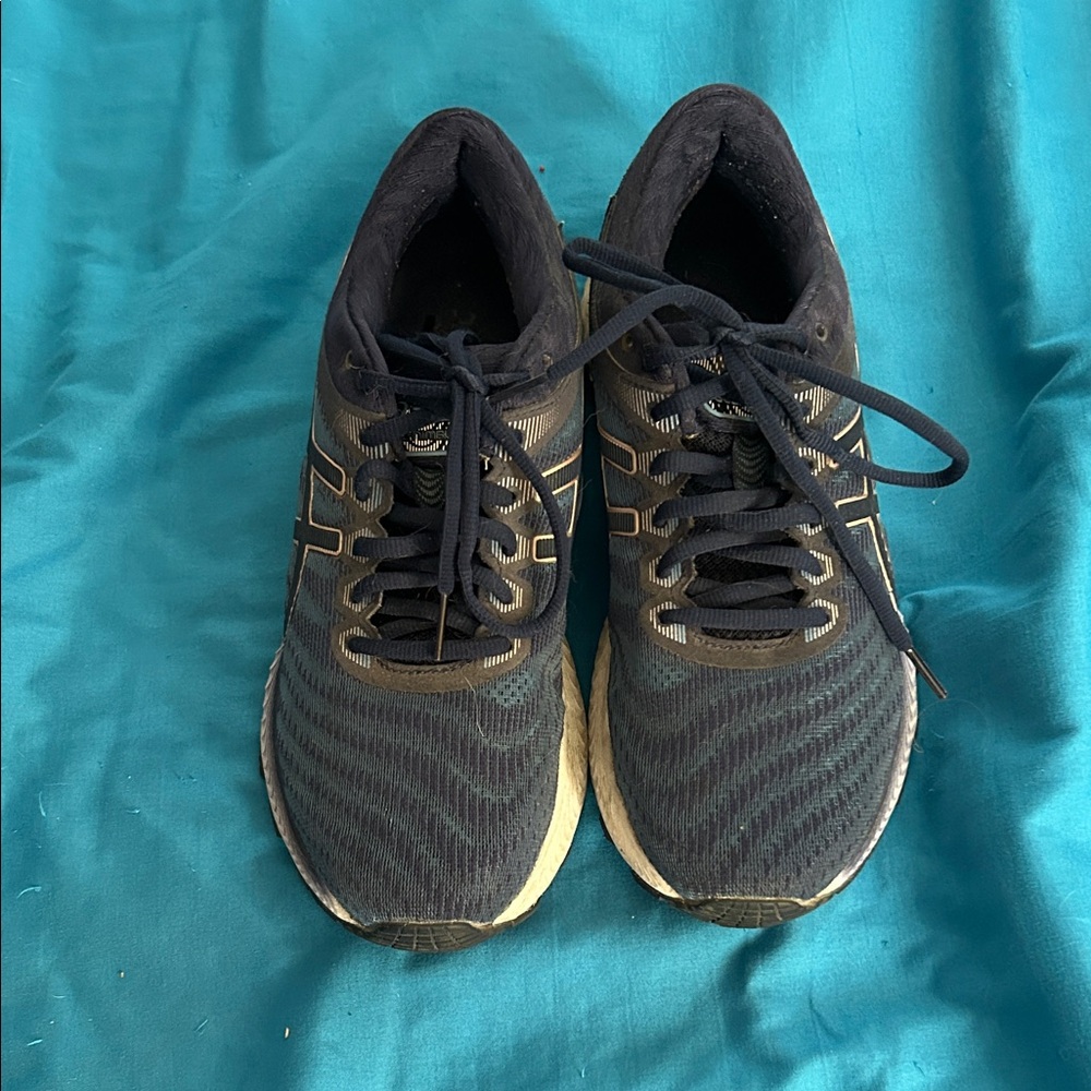 Women's 8.5 ASICS GEL-Nimbus